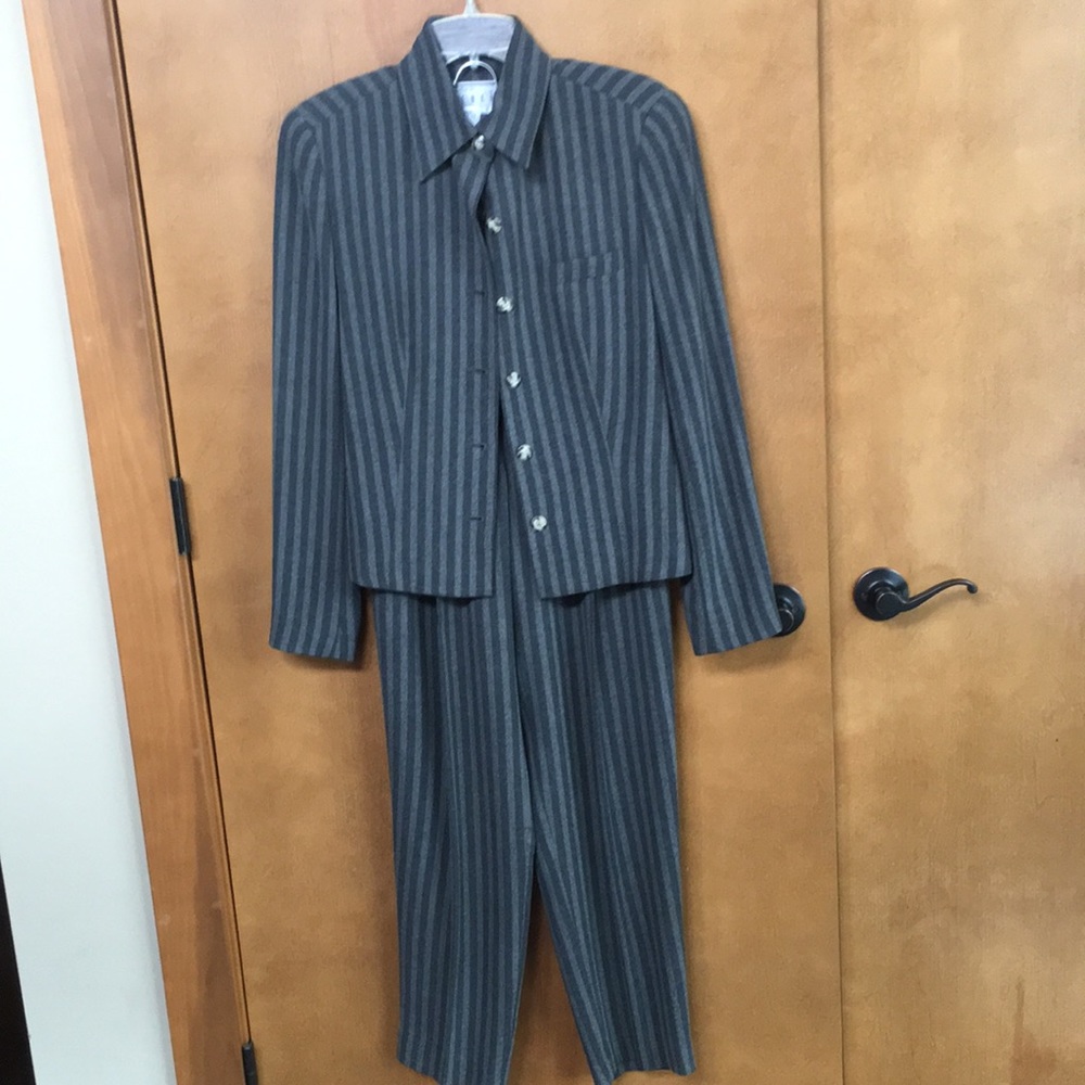 Vintage Kenar 2 piece gray suit by Kenar. Size 4. In pristine condition.